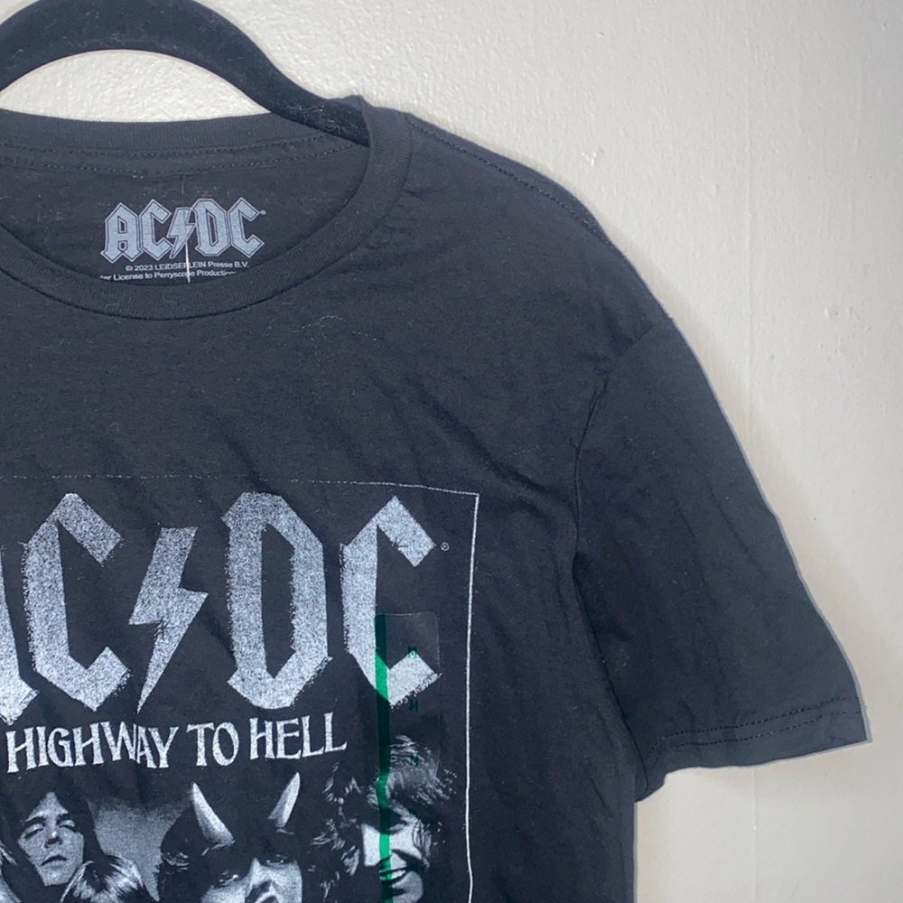🪿NWT AC/DC Black graphic tee! - Picture 1 of 7
